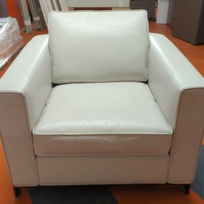 Fauteuil design Rodolfo Dordoni modèle Williams édition Minotti recouvert de cuir blanc cassé, 4 pieds en acier laqué noir, coussins amovibles. 75 x 83 x 84 cm. 3 unités. Vendu à l’unité avec faculté de réunion. Localisation : 5 avenue Kleber – 75116 Paris