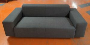 Canapé 3 / 4 places recouvert de tissu chiné gris anthracite. 62 x 190 x 88 cm. Localisation : 5 avenue Kleber - 75116 Paris