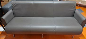 Canapé 3 places recouvert de cuir marron foncé reposant sur 6 pieds en acier chromé. 74 x 180 x 83 cm. 5 unités. Vendu à l'unité avec faculté de réunion. Localisation : 5 avenue Kleber - 75116 Paris