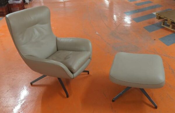 Fauteuil de direction pivotant design Rodolfo Dordoni modèle Jensen édition Minotti recouvert de cuir beige, piètement en étoile à 4 branches en acier laqué noir, avec son ottoman. Dimension fauteuil : 93 x 82 x 78 cm. Dimension ottoman : 35 x 60 x 60 cm. Localisation : 5 avenue Kleber - 75116 Paris