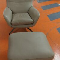 Fauteuil de direction pivotant design Rodolfo Dordoni modèle Jensen édition Minotti recouvert de cuir beige, piètement en étoile à 4 branches en acier laqué noir, avec son ottoman. Dimension fauteuil : 93 x 82 x 78 cm. Dimension ottoman : 35 x 60 x 60 cm. Localisation : 5 avenue Kleber - 75116 Paris – Image 2