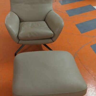 Fauteuil de direction pivotant design Rodolfo Dordoni modèle Jensen édition Minotti recouvert de cuir beige, piètement en étoile à 4 branches en acier laqué noir, avec son ottoman. Dimension fauteuil : 93 x 82 x 78 cm. Dimension ottoman : 35 x 60 x 60 cm. Localisation : 5 avenue Kleber – 75116 Paris