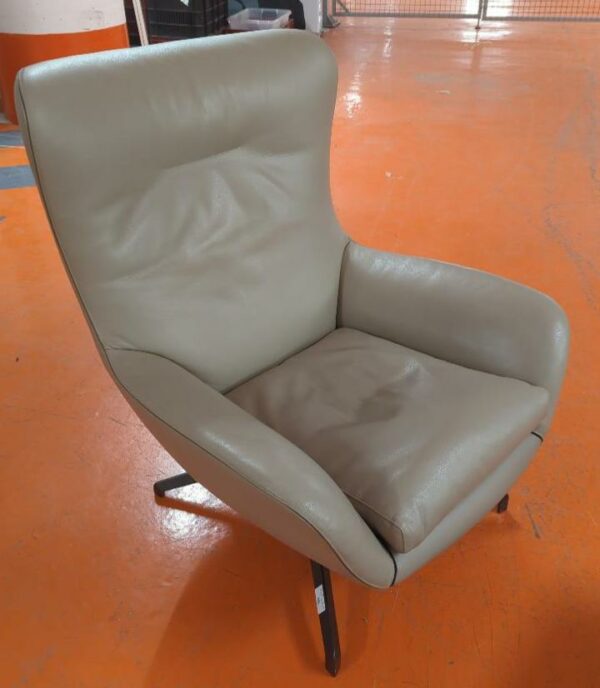 Fauteuil de direction pivotant design Rodolfo Dordoni modèle Jensen édition Minotti recouvert de cuir beige, piètement en étoile à 4 branches en acier laqué noir. 93 x 82 x 78 cm. Localisation : 5 avenue Kleber - 75116 Paris