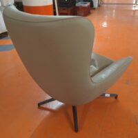 Fauteuil de direction pivotant design Rodolfo Dordoni modèle Jensen édition Minotti recouvert de cuir beige, piètement en étoile à 4 branches en acier laqué noir. 93 x 82 x 78 cm. Localisation : 5 avenue Kleber - 75116 Paris – Image 2