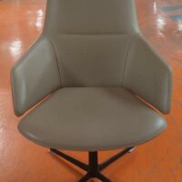 Fauteuil pivotant à retour automatique design Jean-Marie Massaud modèle Aston édition Arper recouvert de cuir beige, piètement en étoile à 4 branches en acier laqué noir. 104 x 65 x 60. 2 unités. Vendu à l'unité avec faculté de réunion. Localisation : 5 avenue Kleber - 75116 Paris – Image 2