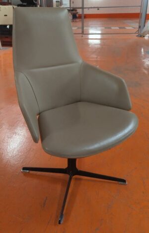 Fauteuil pivotant à retour automatique design Jean-Marie Massaud modèle Aston édition Arper recouvert de cuir beige, piètement en étoile à 4 branches en acier laqué noir. 104 x 65 x 60. 2 unités. Vendu à l'unité avec faculté de réunion. Localisation : 5 avenue Kleber - 75116 Paris