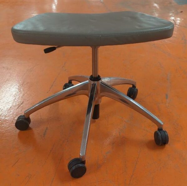 Tabouret pivotant ajustable en hauteur sur roulettes de marque Sedus recouvert de cuir gris. 50 x 65 x 31 cm. Localisation : 5 avenue Kleber - 75116 Paris