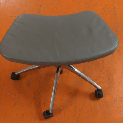 Tabouret pivotant ajustable en hauteur sur roulettes de marque Sedus recouvert de cuir gris. 50 x 65 x 31 cm. Localisation : 5 avenue Kleber – 75116 Paris