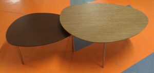 2 tables gigogne ovoides en bois design Jon GASCA modèle Éclipse édition Stua dont 1 à plateau finition noyer et 1 finition wenge. 30 x 68 x 56 cm et 25 x 55 x 43 cm. 4 unités. Vendu à l'unité avec faculté de réunion. Localisation : 5 avenue Kleber - 75116 Paris