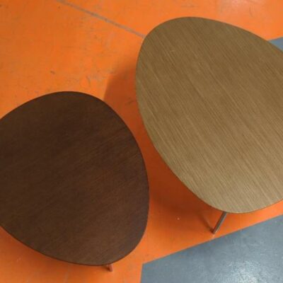 2 tables gigogne ovoides en bois design Jon GASCA modèle Éclipse édition Stua dont 1 à plateau finition noyer et 1 finition wenge. 30 x 68 x 56 cm et 25 x 55 x 43 cm. 4 unités. Vendu à l’unité avec faculté de réunion. Localisation : 5 avenue Kleber – 75116 Paris