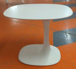 Table d'appoint design Fukasawa modèle Awa édition B&B Italia, en cristalplant et polyuréthane blanc. Usage intérieur ou extérieur. 50 x 58 x 45 cm. 12 unités. Vendu à l'unité avec faculté de réunion. Localisation : 5 avenue Kleber - 75116 Paris