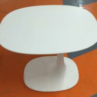 Table d'appoint design Fukasawa modèle Awa édition B&B Italia, en cristalplant et polyuréthane blanc. Usage intérieur ou extérieur. 50 x 58 x 45 cm. (usures). 6 unités. Vendu à l'unité avec faculté de réunion. Localisation : 5 avenue Kleber - 75116 Paris – Image 2