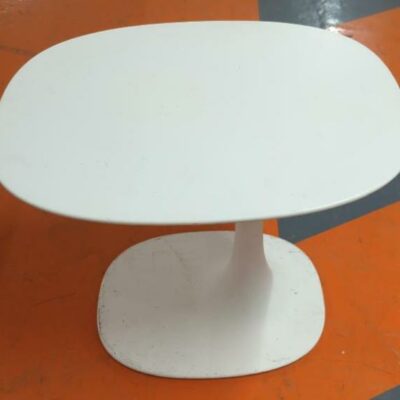 Table d’appoint design Fukasawa modèle Awa édition B&B Italia, en cristalplant et polyuréthane blanc. Usage intérieur ou extérieur. 50 x 58 x 45 cm. 12 unités. Vendu à l’unité avec faculté de réunion. Localisation : 5 avenue Kleber – 75116 Paris
