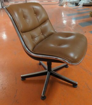 Fauteuil pivotant dans le goût du modèle Executive Chair de Charles Pollock, garniture en cuir marron arrière du dossier en plastique noir et acier chromé, piètement en étoile à 5 branches sur patins. 80 x 80 x 62 cm. 5 unités. Vendu à l'unité avec faculté de réunion. Localisation : 5 avenue Kleber - 75116 Paris
