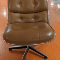 Fauteuil pivotant dans le goût du modèle Executive Chair de Charles Pollock, garniture en cuir marron arrière du dossier en plastique noir et acier chromé, piètement en étoile à 5 branches sur patins. 80 x 80 x 62 cm. 5 unités. Vendu à l'unité avec faculté de réunion. Localisation : 5 avenue Kleber - 75116 Paris – Image 2