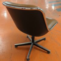 Fauteuil pivotant dans le goût du modèle Executive Chair de Charles Pollock, garniture en cuir marron arrière du dossier en plastique noir et acier chromé, piètement en étoile à 5 branches sur patins. 80 x 80 x 62 cm. 5 unités. Vendu à l'unité avec faculté de réunion. Localisation : 5 avenue Kleber - 75116 Paris – Image 3