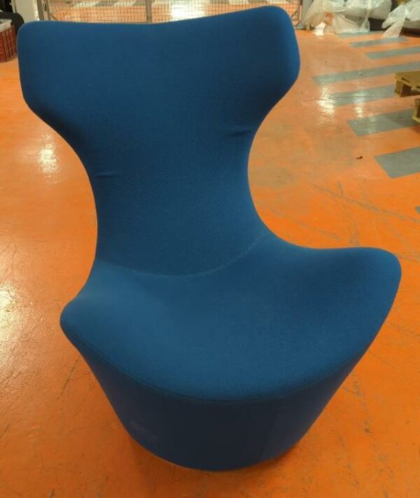 Fauteuil pivotant à haut dossier de marque B&B Italia modèle Grande Papilio recouvert de tissu bleu. 100 x 72 x 72 cm. 9 unités. Vendu à l'unité avec faculté de réunion. Localisation : 5 avenue Kleber - 75116 Paris