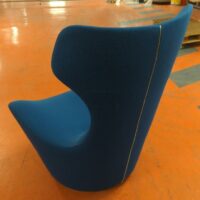 Fauteuil pivotant à haut dossier de marque B&B Italia modèle Grande Papilio recouvert de tissu bleu. 100 x 72 x 72 cm. 9 unités. Vendu à l'unité avec faculté de réunion. Localisation : 5 avenue Kleber - 75116 Paris – Image 2