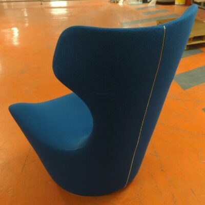 Fauteuil pivotant à haut dossier de marque B&B Italia modèle Grande Papilio recouvert de tissu bleu. 100 x 72 x 72 cm. 13 unités. Vendu à l’unité avec faculté de réunion. Localisation : 5 avenue Kleber – 75116 Paris