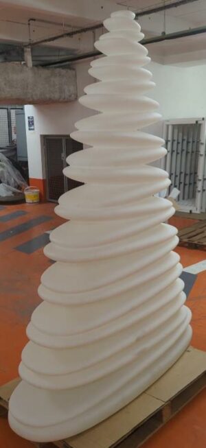 Lampadaire d'intérieur ou d'extérieur à led design Teresa Sapey modèle Chrismy édition Vondom en polyéthylène blanc. 210 x 152 x 35 cm. Localisation : 5 avenue Kleber - 75116 Paris