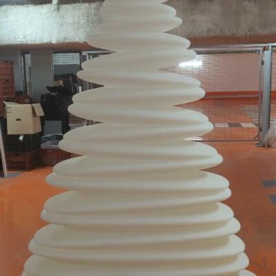 Lampadaire d’intérieur ou d’extérieur à led design Teresa Sapey modèle Chrismy édition Vondom en polyéthylène blanc. 210 x 152 x 35 cm. Localisation : 5 avenue Kleber – 75116 Paris