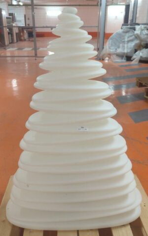 Lampadaire d'intérieur ou d'extérieur à led design Teresa Sapey modèle Chrismy édition Vondom en polyéthylène blanc. 106 x 73 x 23 cm. Localisation : 5 avenue Kleber - 75116 Paris