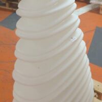 Lampadaire d'intérieur ou d'extérieur à led design Teresa Sapey modèle Chrismy édition Vondom en polyéthylène blanc. 106 x 73 x 23 cm. Localisation : 5 avenue Kleber - 75116 Paris – Image 2