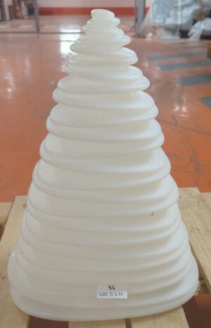 Lampadaire d'intérieur ou d'extérieur à led design Teresa Sapey modèle Chrismy édition Vondom en polyéthylène blanc. 51 x 37 x 21 cm. Localisation : 5 avenue Kleber - 75116 Paris