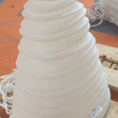 Lampadaire d’intérieur ou d’extérieur à led design Teresa Sapey modèle Chrismy édition Vondom en polyéthylène blanc. 51 x 37 x 21 cm. Localisation : 5 avenue Kleber – 75116 Paris