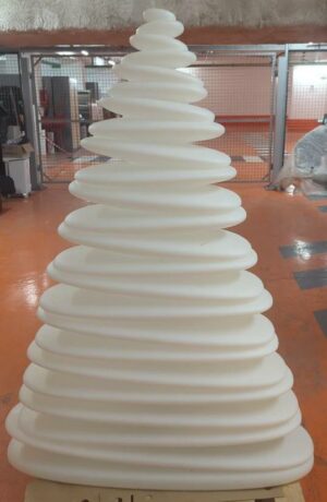 Lampadaire d'intérieur ou d'extérieur à led design Teresa Sapey modèle Chrismy édition Vondom en polyéthylène blanc. 155 x 112 x 26 cm. Localisation : 5 avenue Kleber - 75116 Paris