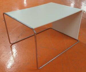 Table d'appoint design Pearson Lloyd modèle Parcs édition Bene à usage vertical ou horizontal, armature en acier chromé, plateau en bois stratifié blanc. 71 x 41 x 47 cm. 8 unités. Vendu à l'unité avec faculté de réunion. Localisation : 5 avenue Kleber - 75116 Paris