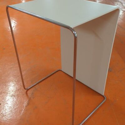 Table d’appoint design Pearson Lloyd modèle Parcs édition Bene à usage vertical ou horizontal, armature en acier chromé, plateau en bois stratifié blanc. 71 x 41 x 47 cm. 8 unités. Vendu à l’unité avec faculté de réunion. Localisation : 5 avenue Kleber – 75116 Paris