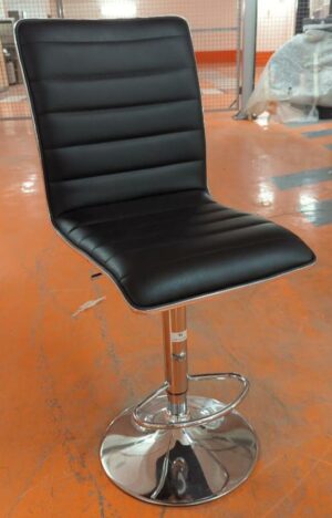 Chaise pivotante ajustable en hauteur recouverte de simili cuir noir, piètement colonne en acier chromé avec repose-pied. 104 x 43 x 54 cm. 6 unités. Vendu à l'unité avec faculté de réunion. Localisation : 5 avenue Kleber - 75116 Paris