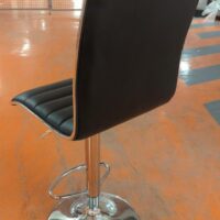 Chaise pivotante ajustable en hauteur recouverte de simili cuir noir, piètement colonne en acier chromé avec repose-pied. 104 x 43 x 54 cm. 6 unités. Vendu à l'unité avec faculté de réunion. Localisation : 5 avenue Kleber - 75116 Paris – Image 2
