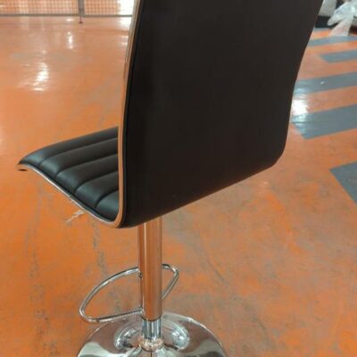 Chaise pivotante ajustable en hauteur recouverte de simili cuir noir, piètement colonne en acier chromé avec repose-pied. 104 x 43 x 54 cm. 6 unités. Vendu à l’unité avec faculté de réunion. Localisation : 5 avenue Kleber – 75116 Paris