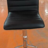 Chaise pivotante ajustable en hauteur recouverte de simili cuir noir, piètement colonne en acier chromé avec repose-pied. 104 x 43 x 54 cm. 6 unités. Vendu à l'unité avec faculté de réunion. Localisation : 5 avenue Kleber - 75116 Paris – Image 3