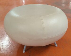 Pouf de marque Allermuir modèle Pebble en simili cuir surpiqué beige sur 4 pieds obliques en métal. 42 x 72 cm. 5 unités. Vendu à l'unité avec faculté de réunion. Localisation : 5 avenue Kleber - 75116 Paris