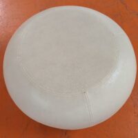 Pouf de marque Allermuir modèle Pebble en simili cuir surpiqué beige sur 4 pieds obliques en métal. 42 x 72 cm. 5 unités. Vendu à l'unité avec faculté de réunion. Localisation : 5 avenue Kleber - 75116 Paris – Image 2