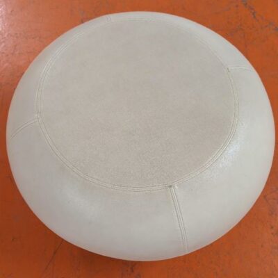 Pouf de marque Allermuir modèle Pebble en simili cuir surpiqué beige sur 4 pieds obliques en métal. 42 x 72 cm. 5 unités. Vendu à l’unité avec faculté de réunion. Localisation : 5 avenue Kleber – 75116 Paris