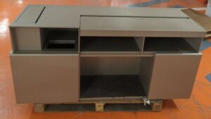 Ensemble de bureau de direction de couleur beige comprenant : un bureau rectangulaire avec sous main et tiroir en ceinture (75 x 230 x 111 cm), un meuble de rangement multifonction avec caisson, trappes techniques, plateau rétractable, compartiments pour pc (73 x 156 x 58 cm), une enfilade (232 x 62 x 45 cm) et un caisson mobile (63 x 57 x 40 cm). Localisation : 5 avenue Kleber - 75116 Paris
