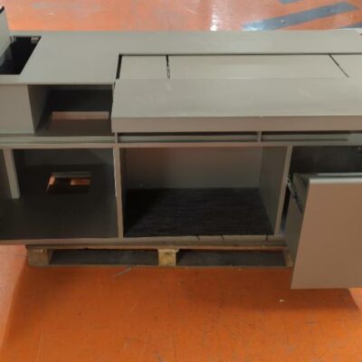 Ensemble de bureau de direction de couleur beige comprenant : un bureau rectangulaire avec sous main et tiroir en ceinture (75 x 230 x 111 cm), un meuble de rangement multifonction avec caisson, trappes techniques, plateau rétractable, compartiments pour pc (73 x 156 x 58 cm), une enfilade (232 x 62 x 45 cm) et un caisson mobile (63 x 57 x 40 cm). Localisation : 5 avenue Kleber – 75116 Paris