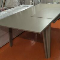 Ensemble de bureau de direction de couleur beige comprenant : un bureau rectangulaire avec sous main et tiroir en ceinture (75 x 230 x 111 cm), un meuble de rangement multifonction avec caisson, trappes techniques, plateau rétractable, compartiments pour pc (73 x 156 x 58 cm), une enfilade (232 x 62 x 45 cm) et un caisson mobile (63 x 57 x 40 cm). Localisation : 5 avenue Kleber - 75116 Paris – Image 3