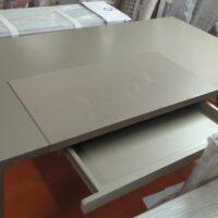 Ensemble de bureau de direction de couleur beige comprenant : un bureau rectangulaire avec sous main et tiroir en ceinture (75 x 230 x 111 cm), un meuble de rangement multifonction avec caisson, trappes techniques, plateau rétractable, compartiments pour pc (73 x 156 x 58 cm), une enfilade (232 x 62 x 45 cm) et un caisson mobile (63 x 57 x 40 cm). Localisation : 5 avenue Kleber - 75116 Paris – Image 4