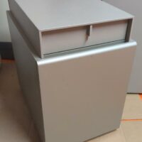Ensemble de bureau de direction de couleur beige comprenant : un bureau rectangulaire avec sous main et tiroir en ceinture (75 x 230 x 111 cm), un meuble de rangement multifonction avec caisson, trappes techniques, plateau rétractable, compartiments pour pc (73 x 156 x 58 cm), une enfilade (232 x 62 x 45 cm) et un caisson mobile (63 x 57 x 40 cm). Localisation : 5 avenue Kleber - 75116 Paris – Image 6