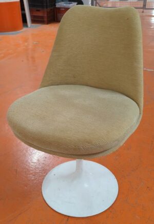 Chaise design Eero Saarinen modèle Tulip édition Knoll, coque en plastique blanc, garniture en tissu velours côtelé beige. 80 x 60 x 55 cm. 28 unités. Vendu à l'unité avec faculté de réunion. Localisation : 5 avenue Kleber - 75116 Paris