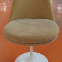Chaise dans le goût du modèle Tulip Chair de Eero Saarinen, coque en plastique blanc, garniture en tissu velours côtelé beige. 80 x 60 x 55 cm. (usures). 28 unités. Vendu à l'unité avec faculté de réunion. Localisation : 5 avenue Kleber - 75116 Paris – Image 2