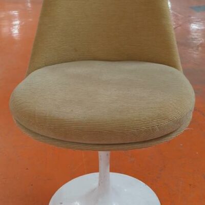 Chaise design Eero Saarinen modèle Tulip édition Knoll, coque en plastique blanc, garniture en tissu velours côtelé beige. 80 x 60 x 55 cm. 28 unités. Vendu à l’unité avec faculté de réunion. Localisation : 5 avenue Kleber – 75116 Paris