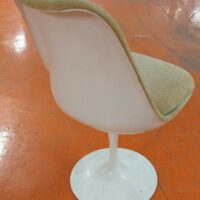 Chaise dans le goût du modèle Tulip Chair de Eero Saarinen, coque en plastique blanc, garniture en tissu velours côtelé beige. 80 x 60 x 55 cm. (usures). 28 unités. Vendu à l'unité avec faculté de réunion. Localisation : 5 avenue Kleber - 75116 Paris – Image 3