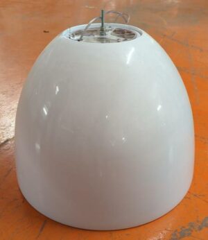 Suspension lumineuse abat-jour en métal laqué blanc, diffuseur opaque. 46 x 55 cm. 8 unités. Vendu à l'unité avec faculté de réunion. Localisation : 5 avenue Kleber - 75116 Paris