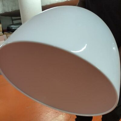Suspension lumineuse abat-jour en métal laqué blanc, diffuseur opaque. 46 x 55 cm. 8 unités. Vendu à l’unité avec faculté de réunion. Localisation : 5 avenue Kleber – 75116 Paris